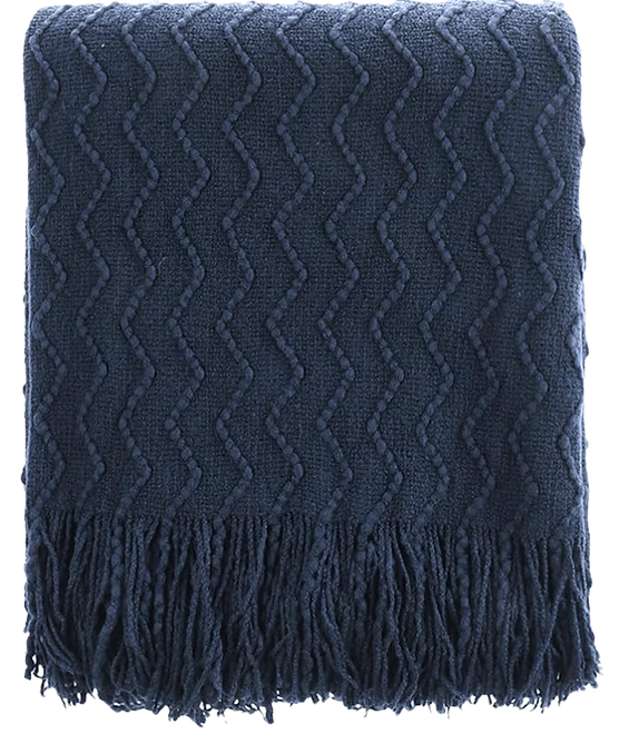 Cozy autumn decor and fall decorating ideas. Seasonal autumn decor on a budget with this boho navy throw blanket that is good for the colder months.