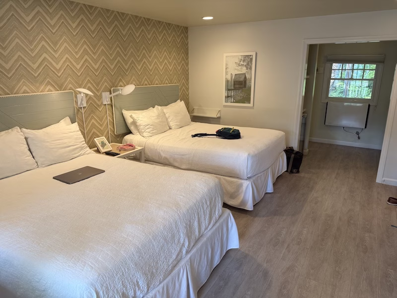 cove lodge queen beds bedroom