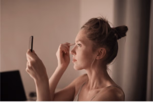 woman putting on make up